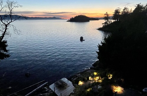 Madeira Park Cabin | Bliss on the Bay seascapes and Island Views ?