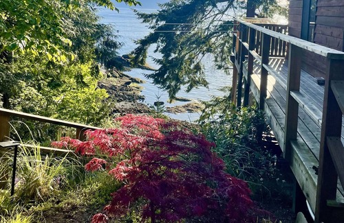 Madeira Park Cabin | Bliss on the Bay seascapes and Island Views ?