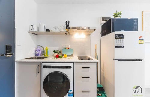 Burwood Apartment | Bliss Retreat with 2 single bed
