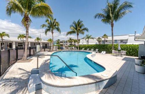 Singer Island Apartment | Bliss stylish apartment with pool, by beach