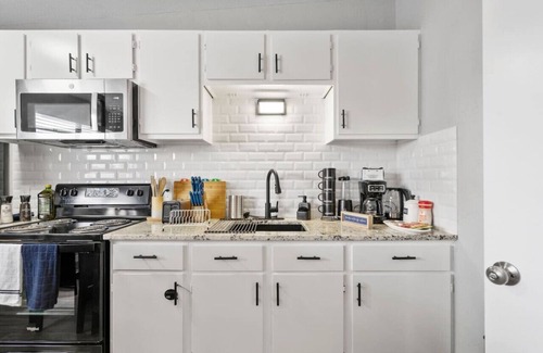 Central Arlington Apartment | Blissful 1BD:AT&T Walkable, Modern & Ground-Level!