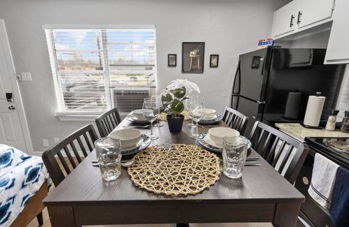 Central Arlington Apartment | Blissful 1BD:AT&T Walkable, Modern & Ground-Level!