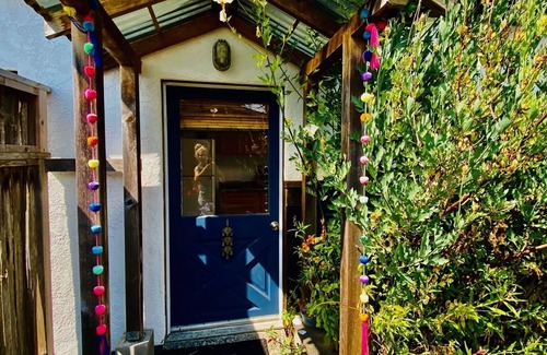 Eureka House | Blissful Beach Bungalow - 5 min from the Beach!