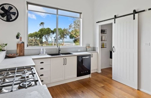 Stanwell Park House | Blissful Beachside Stay / Stanwell Park