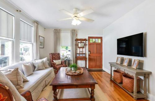 Mid City South House | Blissful Blue Bungalow in the Heart of Baton Rouge