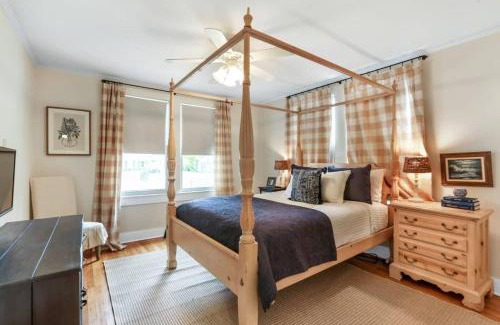 Mid City South House | Blissful Blue Bungalow in the Heart of Baton Rouge
