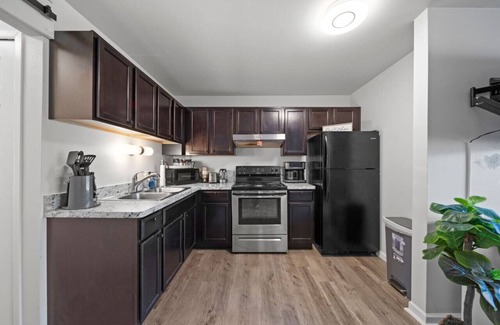 Sterling Heights Apartment | Blissful Coziness 1BD W Free parking n Fast Wi-fi