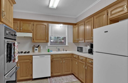 Shreveport House | Blissful, Cozy, Cute, 3-Bedroom Spacious House, Sleeps 8