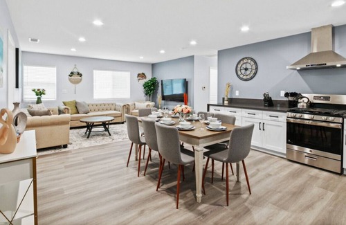 Walnut Valley House | Blissful Moments Hideaway: 3 King Bedrooms, 3 Baths, Full Kitchen, Free Laundry, Streaming Fun, and Patio Bliss