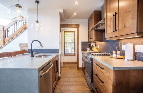 Estes Park Cabin | Blissful Mountain Getaway – Steps to Lake Estes, Indoor/Outdoor Fireplace