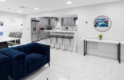 Pembroke Pines House | 🌅 Blissful Retreat w/ HEATED POOL 🌴 4BDR 2BA