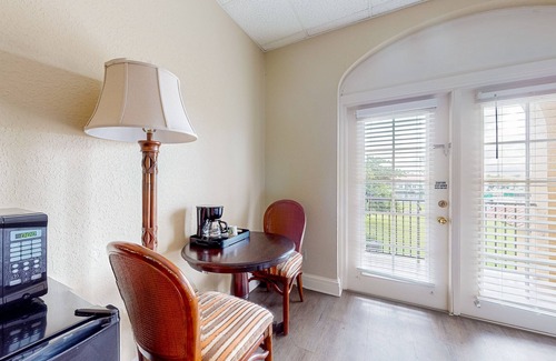 Naples House | Blissful studio with game room, sauna, heated pool, BBQ area, gym, W/D, AC