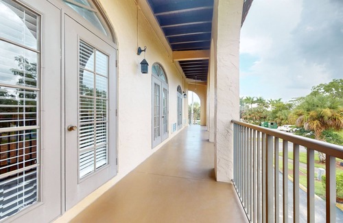 Naples House | Blissful studio with game room, sauna, heated pool, BBQ area, gym, W/D, AC