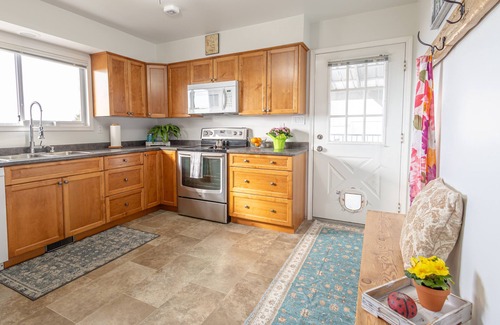 Powell River Bed & Breakfast | Blissful Sunsets and Outdoor Oasis!