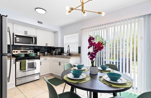 Indian Harbour Beach Apartment | Blissway ~ Walk to the beach, Pool, BBQ, Gym, Patio
