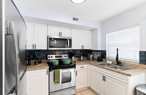 Indian Harbour Beach Apartment | Blissway ~ Walk to the beach, Pool, BBQ, Gym, Patio