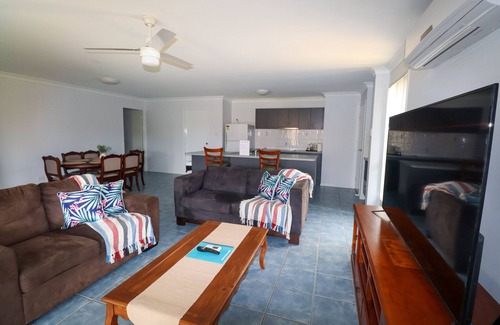 Morayfield House | BLK Stays Guest House Deluxe Back Units Morayfield