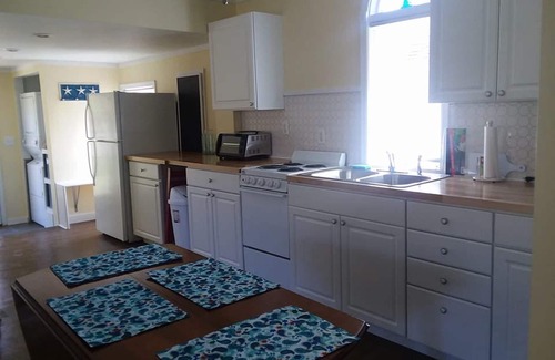 South Haven Cottage | Block from Van Buren Park Dunes, mins Downtown South Haven, clean, family