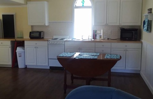 South Haven Cottage | Block from Van Buren Park Dunes, mins Downtown South Haven, clean, family