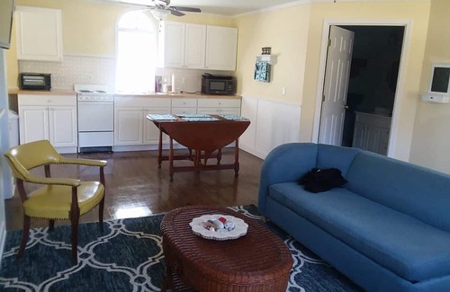 South Haven Cottage | Block from Van Buren Park Dunes, mins Downtown South Haven, clean, family