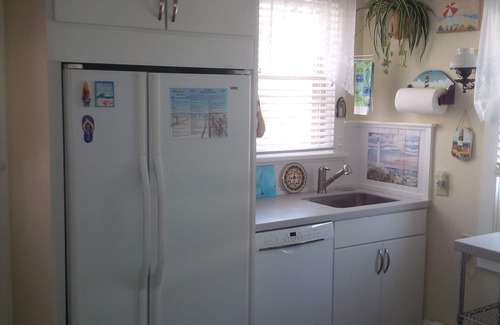 Gold Coast Condo | Block To Beach And Boardwalk Corner Property Great Location