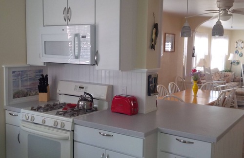 Gold Coast Condo | Block To Beach And Boardwalk Corner Property Great Location