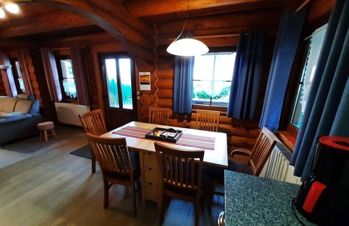 Dankerode House | Blockhaus in Harzgerode mit Balkon.