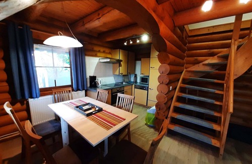 Dankerode House | Blockhaus in Harzgerode mit Balkon.