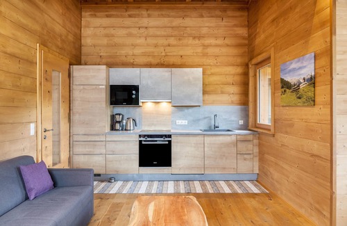 Weidach Apartment | 'Blockhaus Sonnenspitz' holiday flat with mountain views, communal garden and WLAN