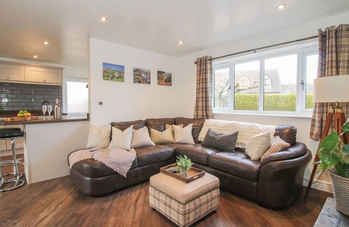 Wall-under-heywood Cottage | BLOCKLEY LODGE, pet friendly, with a garden in Wall-Under-Heywood