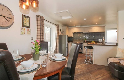 Wall-under-heywood Cottage | BLOCKLEY LODGE, pet friendly, with a garden in Wall-Under-Heywood