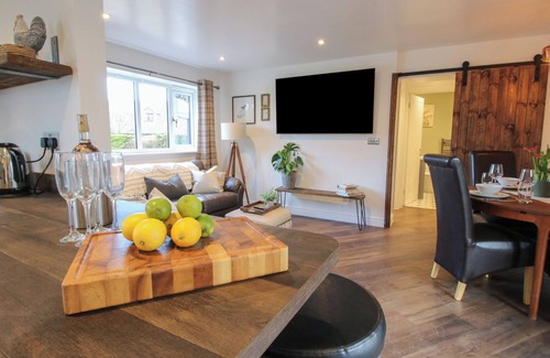 Wall-under-heywood Cottage | BLOCKLEY LODGE, pet friendly, with a garden in Wall-Under-Heywood