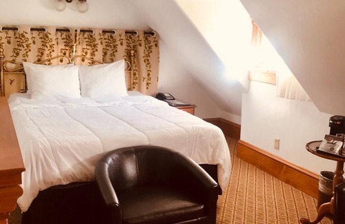 Pacific Grove Hotel | BLOCKS FROM OCEAN -COZY QUEEN-A GETAWAY FOR TWO