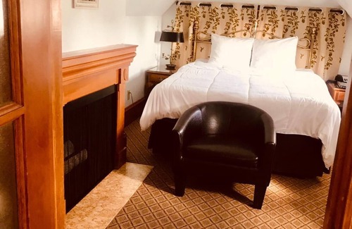 Pacific Grove Hotel | BLOCKS FROM OCEAN -COZY QUEEN-A GETAWAY FOR TWO