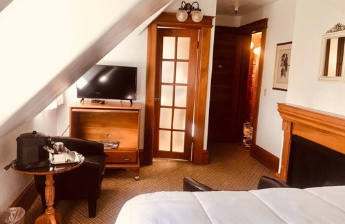 Pacific Grove Hotel | BLOCKS FROM OCEAN -COZY QUEEN-A GETAWAY FOR TWO