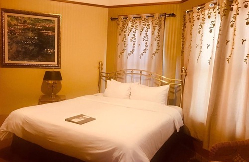 Pacific Grove Hotel | Blocks from Ocean - KING BEDROOM SUITE