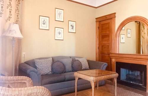 Pacific Grove Hotel | Blocks from Ocean - KING BEDROOM SUITE