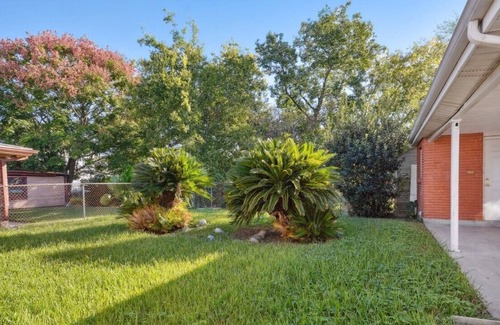 Saint Roch House | Blocks to Jazz Fest. 10 minutes to the Quarter. Parking and Yard!