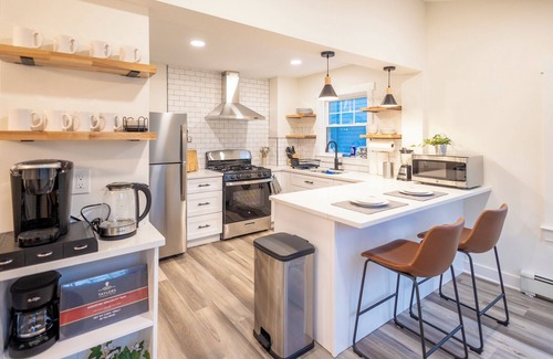 Bloomfield Apartment | Bloomfield 3 Bed, 1 Bath. Walk 2 train to NYC, Laundry-In Unit, Pets OK, Parking