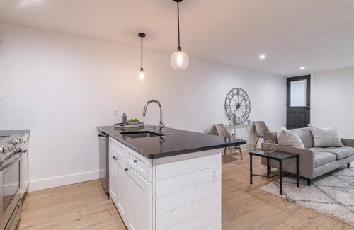Truxton Circle Apartment | Bloomingdale Beauty - Sleeps 4 in Style!