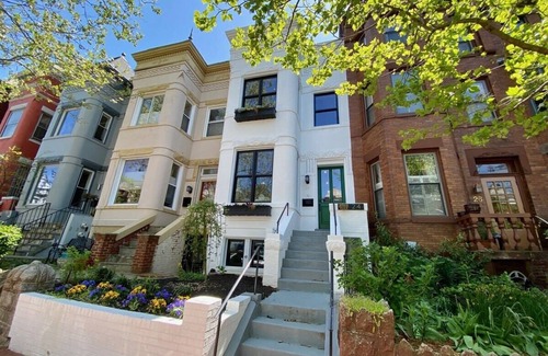 Truxton Circle Apartment | Bloomingdale Beauty - Sleeps 4 in Style!