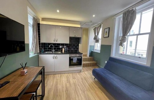 Hove Apartment | Bloomsaway Seafront Studio BN38BRU03