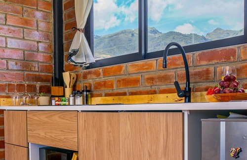 Eugenio Espejo Cabin | Blossom Cabin, with exclusive view of San Pablo Lake.