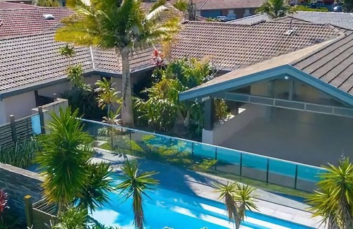 Sawtell House | Blossom House is a large 4 Bedroom home with pool, suitable for families or corporate stays
