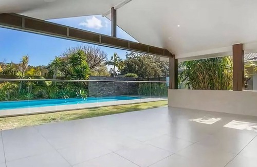 Sawtell House | Blossom House is a large 4 Bedroom home with pool, suitable for families or corporate stays