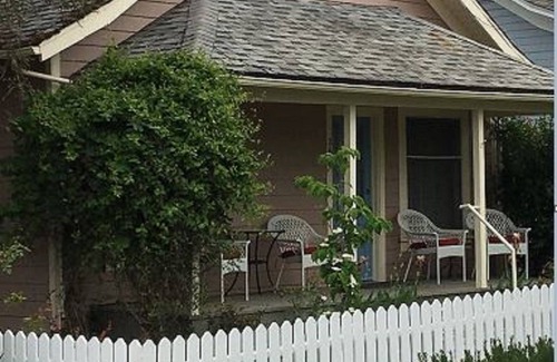 Historic Railroad District House | BLOSSOM VIEW COTTAGES - Charming Home near OSF Plaza and Downtown
