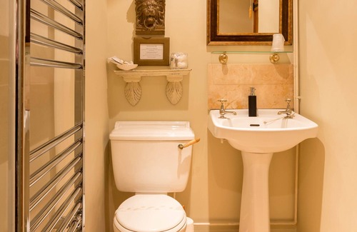 Potterne Bed & Breakfast | Blounts Court Farm