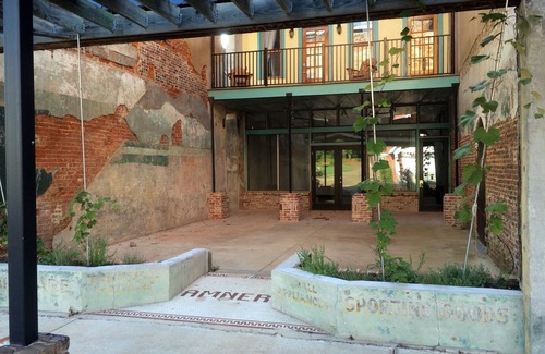 Water Valley Apartment | Blu-Buck Mercantile Hotel, Courtyard Room