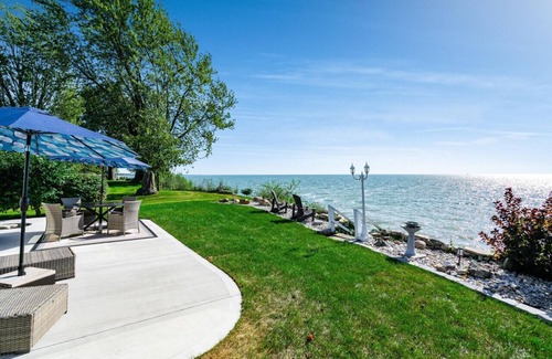 Leamington House | Blu on the Lake - 3 bedroom, 2 Bath Luxurious Cottage on Lake Erie