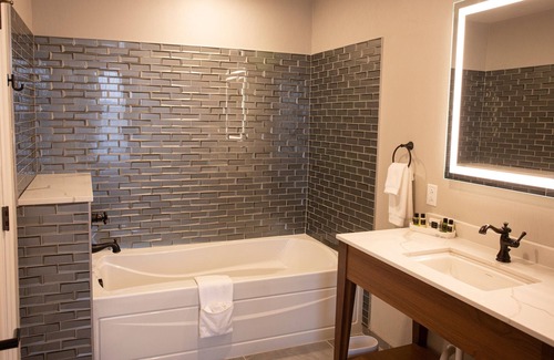 Downtown Akron Hotel | BLU-Tique, Akron, a Tribute Portfolio Hotel